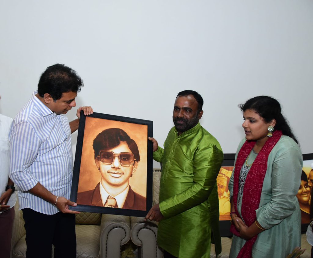 BRSParty_News's tweet photo. సీఎం కేసీఆర్ గారి పట్ల అభిమానం చాటుకున్న ఆంధ్రప్రదేశ్ కు చెందిన పెయింటింగ్ ఆర్టిస్ట్ రామాంజనేయ రెడ్డి

కేసీఆర్, కేటీఆర్ గారి ఫోటోలతో ప్రొద్దుటూరు నుంచి ఏడు రోజుల పాటు సైకిల్ యాత్ర
 
శుక్రవారం ప్రగతి భవన్‌కు వచ్చిన ఆర్టిస్ట్ బృందాన్ని సాదరంగా ఆహ్వానించిన మంత్రి శ్రీ  @KTRBRS https://t.co/aIRffb3Q46