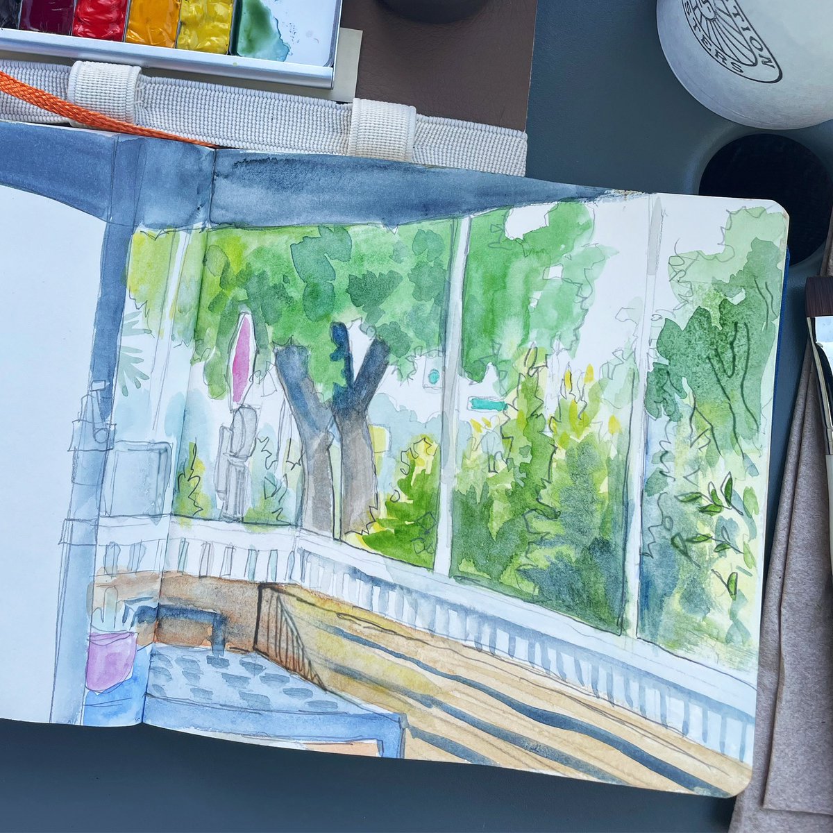 audreydraws's tweet photo. Woke up early this morning to paint at a café before work. Feeling accomplished because I am generally not a morning person. 🌞 Fall-flavor lattes are great motivation. ☕️ https://t.co/WSwWV6Mzto