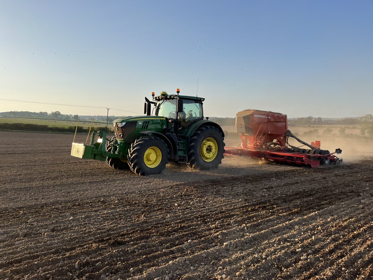 @KWSUKLtd Pallidum going in this evening into a good seed bed! @Sherriffgroup JD215 and @HORSCHUK Pronto munching through the acres. All the Graham is drilled ✅ and onto the Grafton over the weekend!