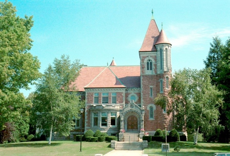 Does anyone know which NH city or town this picturesque library belongs to? #WhereinNH?