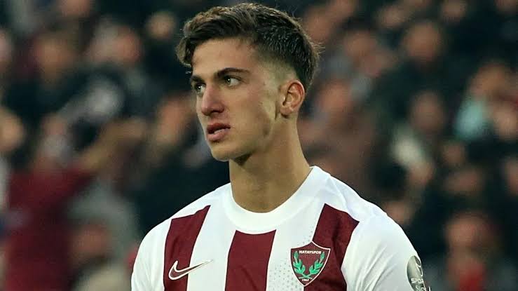 Bu çocuk düşmanımız ermenistana got zoruyla gol attı ama voleybolcu ve gay olmadığı için muhtemelen duymadınız.

#BizFutbolÜlkesiyiz