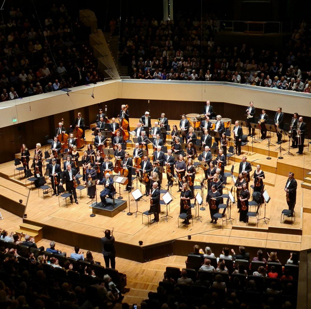Opernjunkie's tweet photo. Der 96 Jahre alte #Blomstedt und das #Gewandhausorchester mit einem sehr zarten und feinfühligen, fast jugendlich verspielten #Schubert, #Berwald erfrischend vital, kraftvoll und schroff! #CurtainCall #Gewandhaus https://t.co/feA0at0zjt