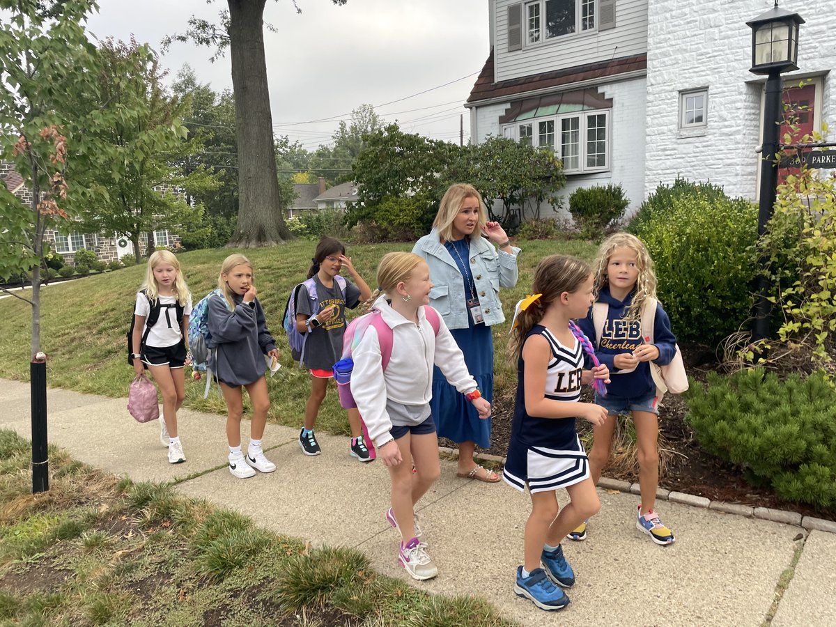 MtLebanonPA's tweet image. Students at @LinkedAtLincoln had a special visitor walk them to school this morning! 

It was none other than Superintendent @MFriez . 

We stopped by to chat with the kiddos and @MTLSD  leaders about this fun new initiative. 

lebomag.com/walking-to-sch…