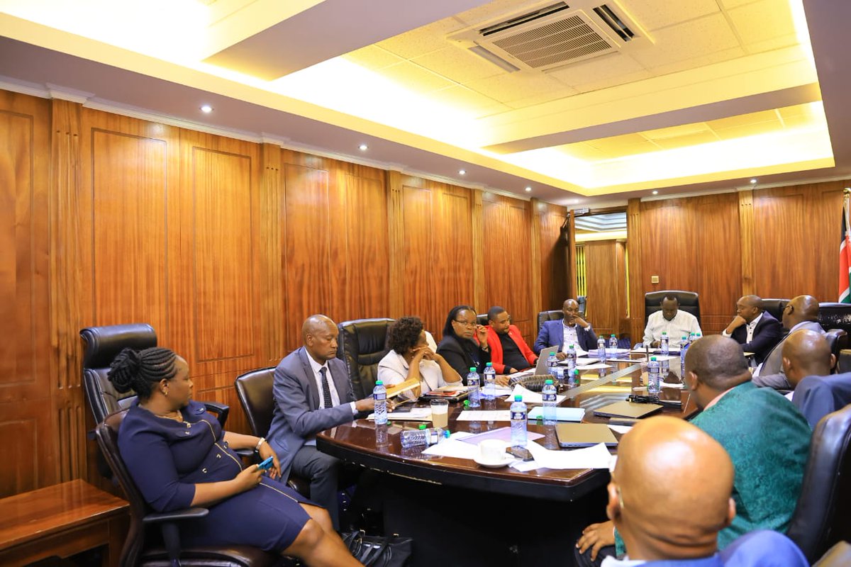 ItsMutai's tweet photo. Narok Governor has held a 10hrs meeting today with his Cabinet.... Listening and taking notes from all his 10 departments.... All in a bid to have them sign performance contracts that are cascaded down to all employees of Narok County. A governor sitting that long to effect service delivery, UNPRECEDENTED!