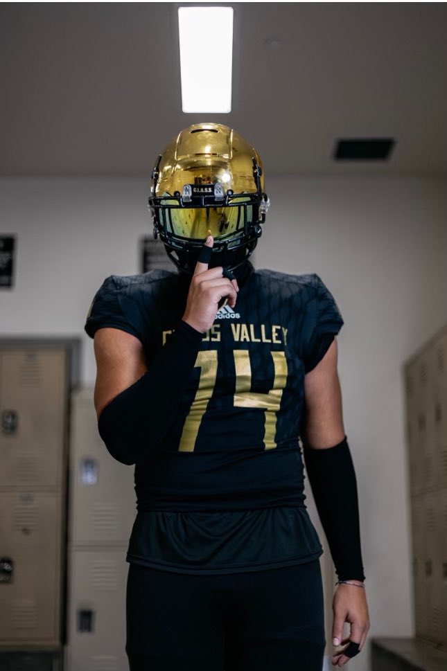 JezniahThurston's tweet photo. Game time !!!!! 🤫🤫🤫🤫
📍CVHS
⏰@ 7pm #whynotus #grovegrown
@CitrusValley_FB @CoachBruich @CIFSS @GregBiggins @KOBrosRecruits @OfficialKOBros @KOBrosFndn @aaronkrns @GregBiggins @Inland_Sports @IESportsNet @IE_Varsity https://t.co/p5npEjSr5Z