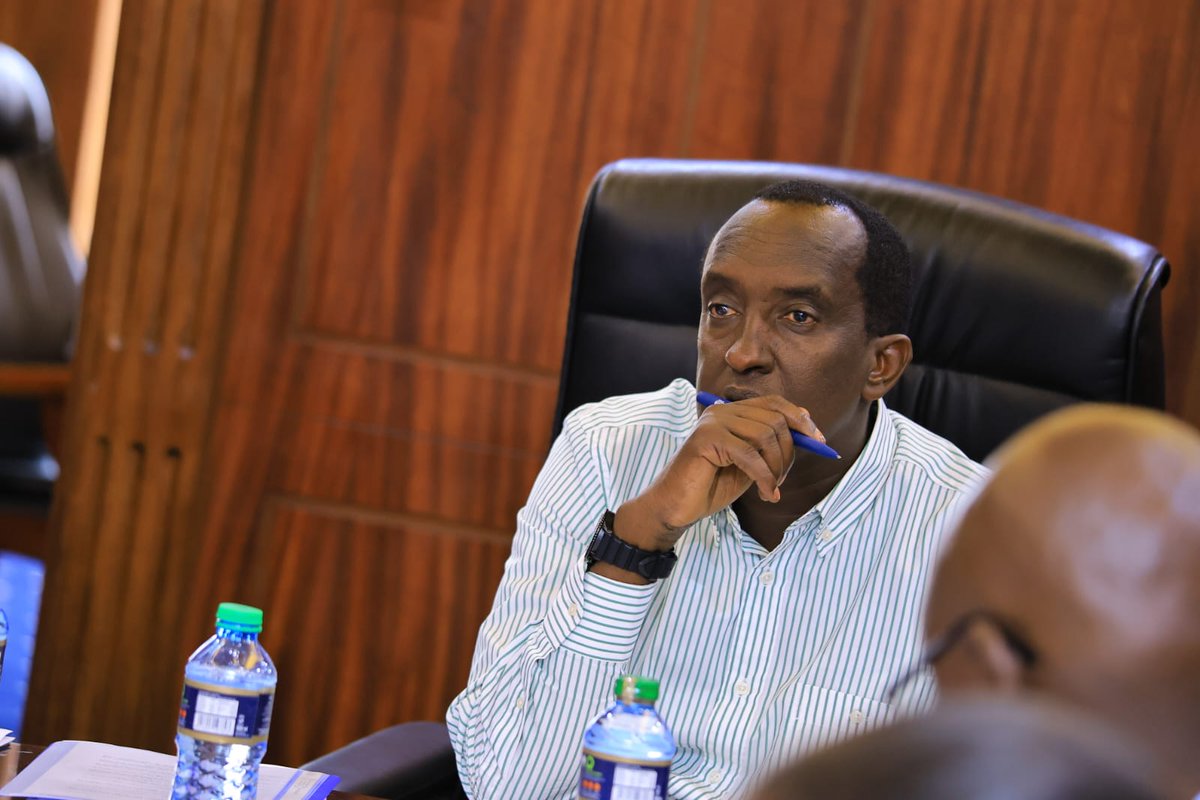ItsMutai's tweet photo. Narok Governor has held a 10hrs meeting today with his Cabinet.... Listening and taking notes from all his 10 departments.... All in a bid to have them sign performance contracts that are cascaded down to all employees of Narok County. A governor sitting that long to effect service delivery, UNPRECEDENTED!