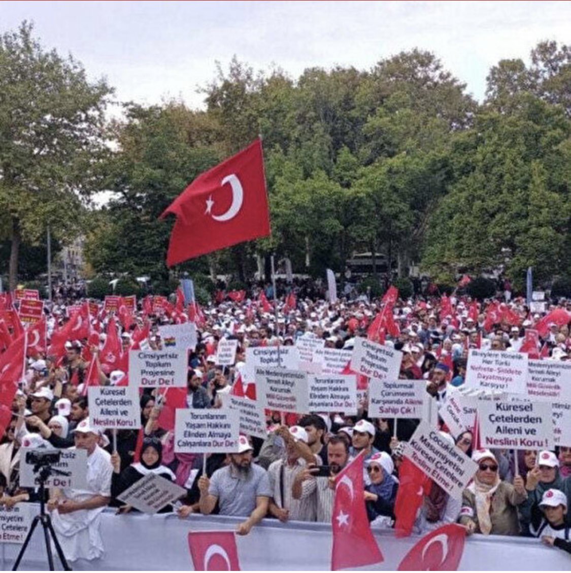 ÜLKEMİZ DE ÇOCUKLARIMIZIN SAHİPLERİ VAR.

17 EYLÜL PAZAR GÜNÜ İSTANBUL’DA LGBT SAPKINLIĞINA KARŞI
'Büyük Aile Buluşması' DÜZENLENECEK

Büyük Aile Platformu (BAP) bünyesindeki sivil toplum kuruluşlarınca LGBT sapkınlığına karşı "Büyük Aile Buluşması ve Sessiz Yürüyüş"