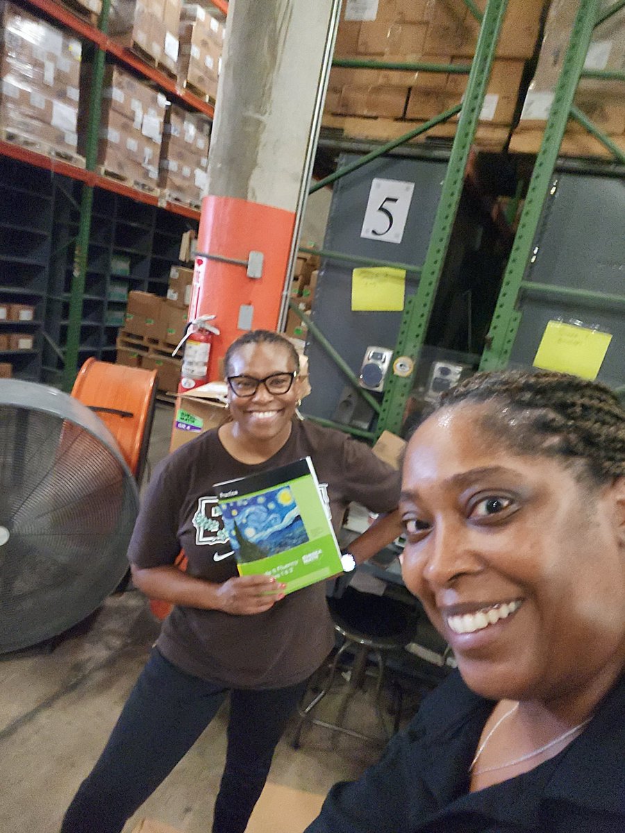 GurlsGettingFit's tweet image. It takes a village! Rolling up our sleeves to meet the needs and helping the warehouse staff! #HISDCOS #EurekaMath #HQIM #TeamHISD
