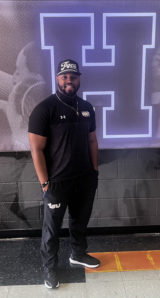 YouAreHouston's tweet image. special thanks to @CoachCraw_ for stopping by before the big game,@HHSMustangs is happy to have you! #reptheH