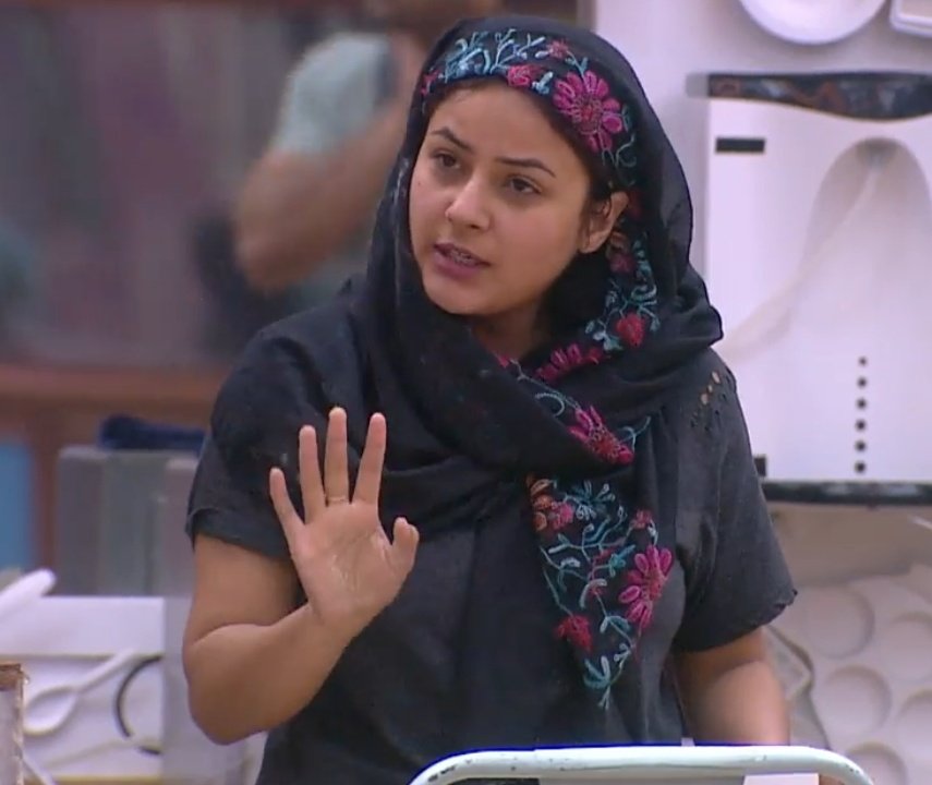 TheHottestDevil's tweet photo. Sana is making parathe ... takla gang doesn't want to eat ... mujhe to khana hai or kis kis ko khana hai aajao comment me bta do kitne kitne khaoge 😂

EP 13 #BB13RewatchParty #SidNaaz #SidharthShukla #ShehnaazGill https://t.co/dxPpcMQVbQ