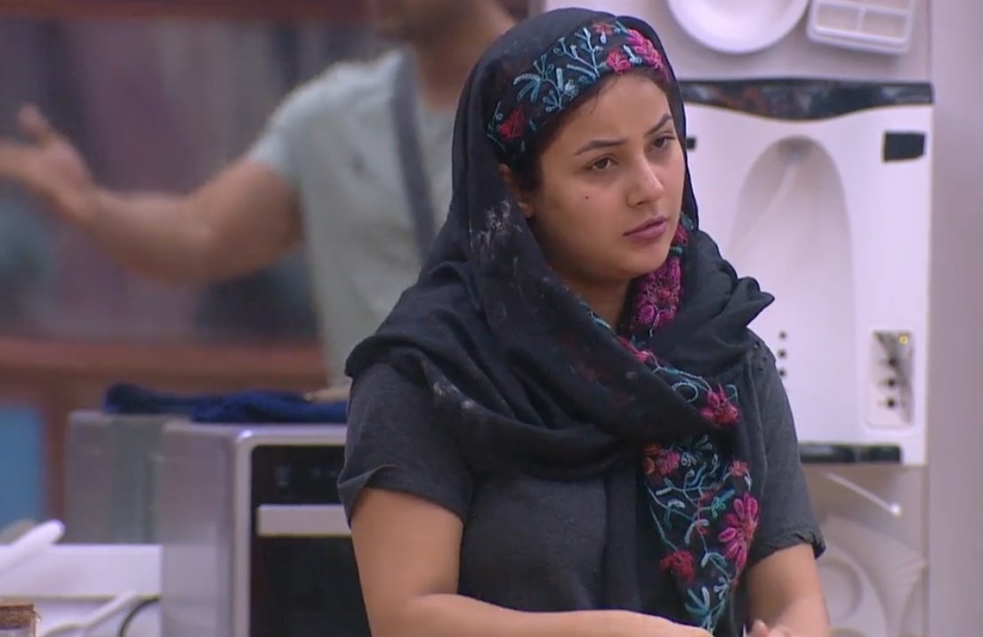 TheHottestDevil's tweet photo. Sana is making parathe ... takla gang doesn't want to eat ... mujhe to khana hai or kis kis ko khana hai aajao comment me bta do kitne kitne khaoge 😂

EP 13 #BB13RewatchParty #SidNaaz #SidharthShukla #ShehnaazGill https://t.co/dxPpcMQVbQ