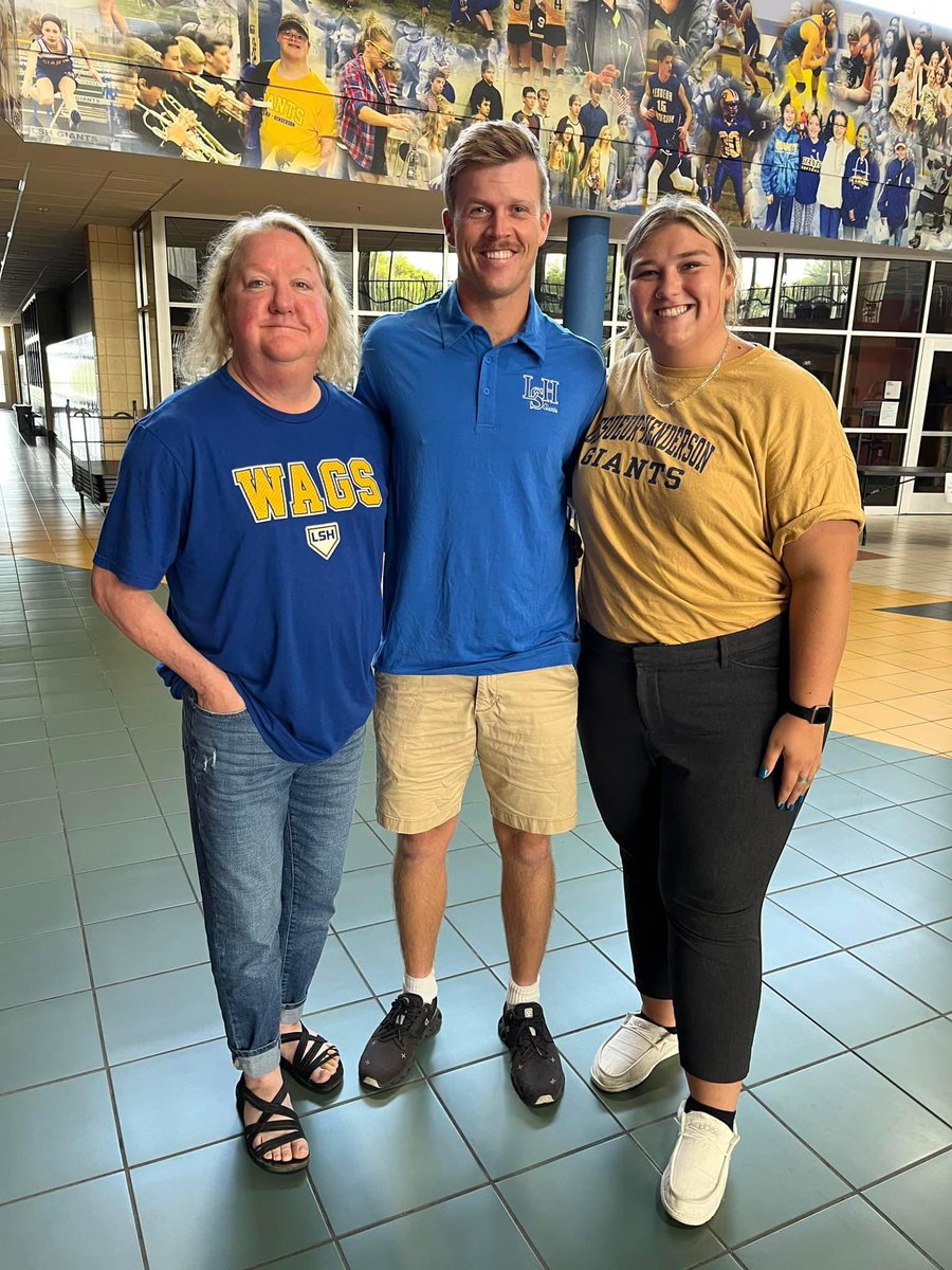 erikafrommn's tweet photo. Happy Friday!! 2nd week of school down in LeSueur-Henderson! Meet the PE/DAPE/Health Team! 💙💛 https://t.co/49TD0LBfKn