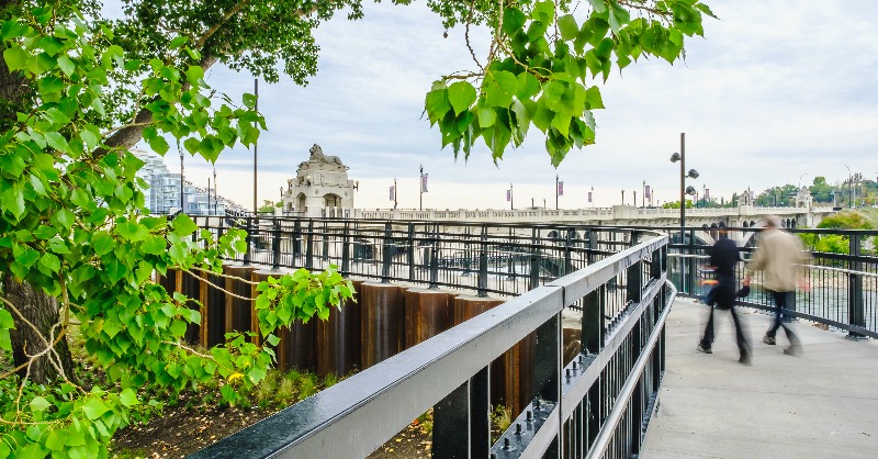 cityofcalgary's tweet image. As you #ExploreDowntownYYC you may notice some changes around Eau Claire with the completion of the 1.39km long Flood Barrier.

Sheet piles, earthen berms, walls &amp;amp; demountable stop log openings all work together to resist a 1:200-year flood event.

Come check it out this weekend.
