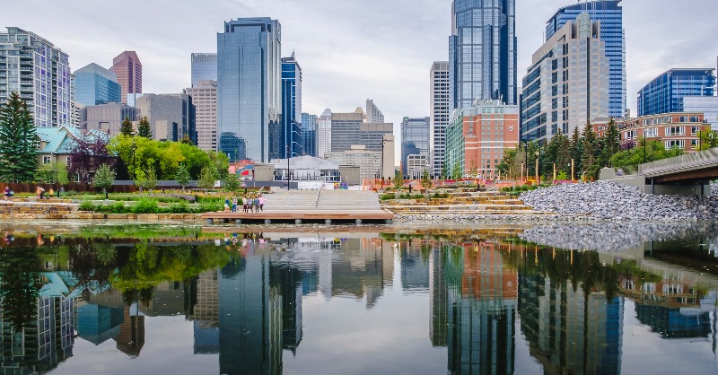 cityofcalgary's tweet image. As you #ExploreDowntownYYC you may notice some changes around Eau Claire with the completion of the 1.39km long Flood Barrier.

Sheet piles, earthen berms, walls &amp;amp; demountable stop log openings all work together to resist a 1:200-year flood event.

Come check it out this weekend.