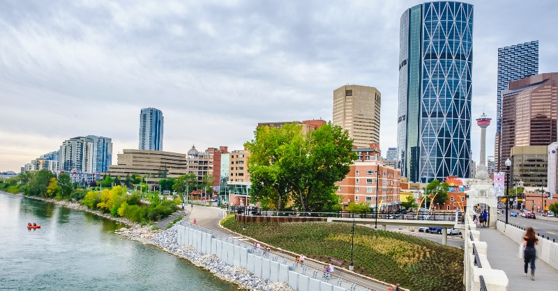 cityofcalgary's tweet image. As you #ExploreDowntownYYC you may notice some changes around Eau Claire with the completion of the 1.39km long Flood Barrier.

Sheet piles, earthen berms, walls &amp;amp; demountable stop log openings all work together to resist a 1:200-year flood event.

Come check it out this weekend.