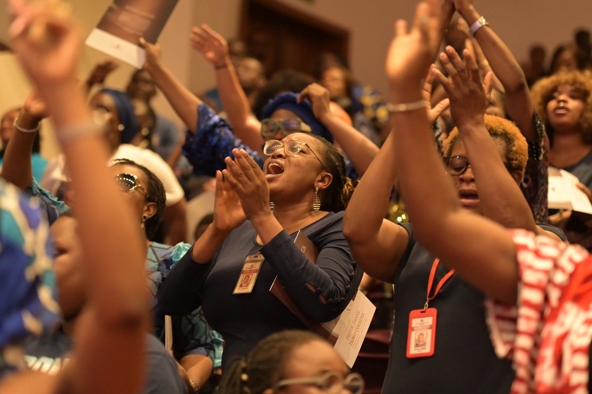 TFOLC's tweet photo. We do not grieve like the rest of mankind who have no hope.
We sing songs of praise to God, knowing that Pastor Taiwo @pastortaiwo is now singing with the angels.

#TheGeneralGoesHome
#PastorTaiwoOdukoya #TFOLC https://t.co/Ky7CsxwF9N