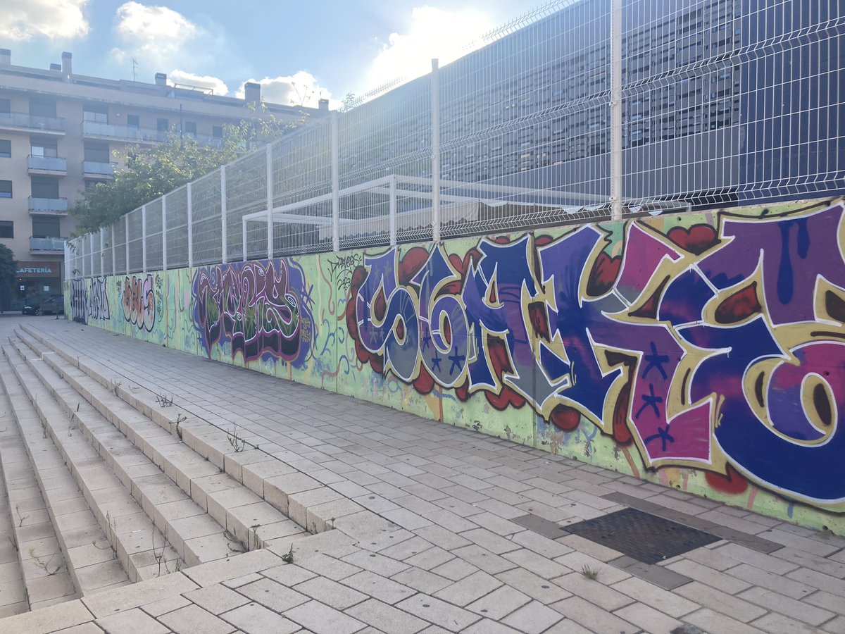 Començar el nou curs amb tota la paret del pati d’Infantil decorada “no es bien”… Sobretot quan l’ha pintada una artista per als nens i nenes de l’escola. Alguns haurien de tornar al cole a aprendre de civisme! #Badalona #incivisme #VueltaAlCole