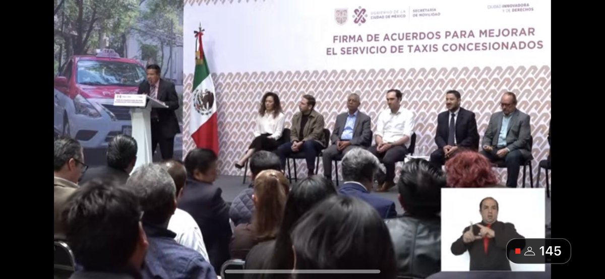 AbelRZamora's tweet photo. Conoce la Firma de Acuerdos para Mejorar el Servicio de TAXIS concesionados 🚕 🚖 👉🏽participa el JdeG @martibatres y el Srio. De Mov. @andreslajous 👉🏽 https://t.co/tytskE5s9x https://t.co/SBg74gBMfM
