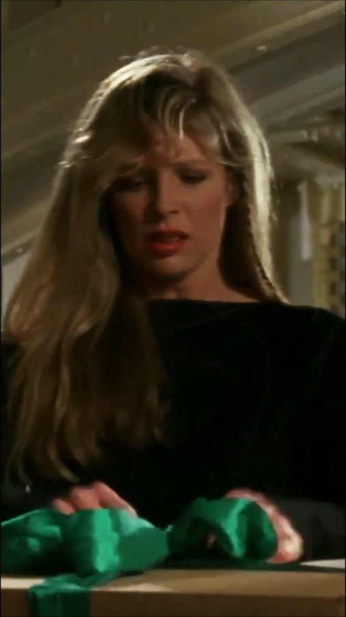 cornel1801's tweet image. Watch a surprise gift given by the Joker (Jack Nicholson) to Vicki Vale (Kim Basinger) youtube.com/shorts/CDz63rc… from the movie Batman 1989.