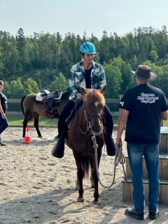 Kenora's 3rd year NOSMU Medical Students got hands on learning about the therapeutic benefits of Mishtadim Gitigaan Horse Farm during their Orientation week! <a href="/thenosm/">NOSM University | Université EMNO</a> <a href="/snewbery1/">Dr. Sarah Newbery 💙💛</a> @SarahGiles10 <a href="/CityofKenora/">City of Kenora</a> #ruralmedicine <a href="/kenorachiefs/">Kenora Chiefs Advisory</a>