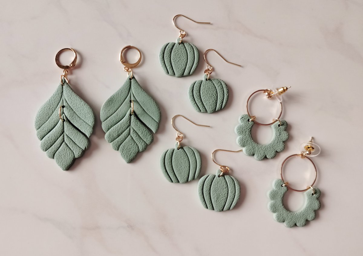 In love with this mint green 😍
#Polymerclay #Polymerclayartist #Polymerclayjewelry #polymerclayjewellery #handmadejewelry #handmadejewellery  #handmade #handmadegifts #earrings #green