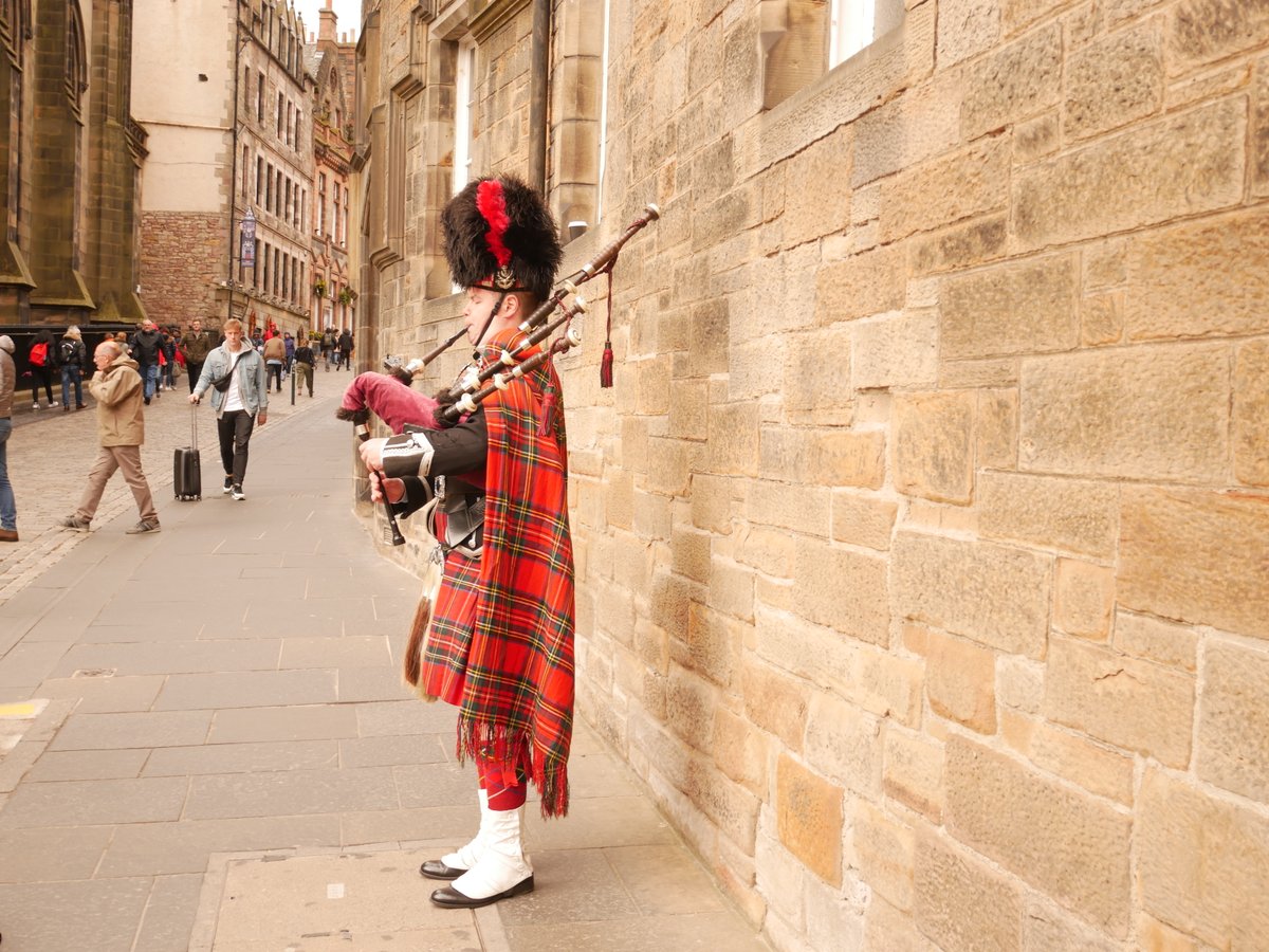 I LOVE Edinburgh! The #cobblestone streets of #Edinburgh are steeped in history with stunning architecture and vibrant culture.

#ScotlandAdventures #RoyalMileWanderlust 🏴󠁧󠁢󠁳󠁣󠁴󠁿 #TravelMagic #ScenicScotland #RoyalMileAdventures #CastleViews #Scotland