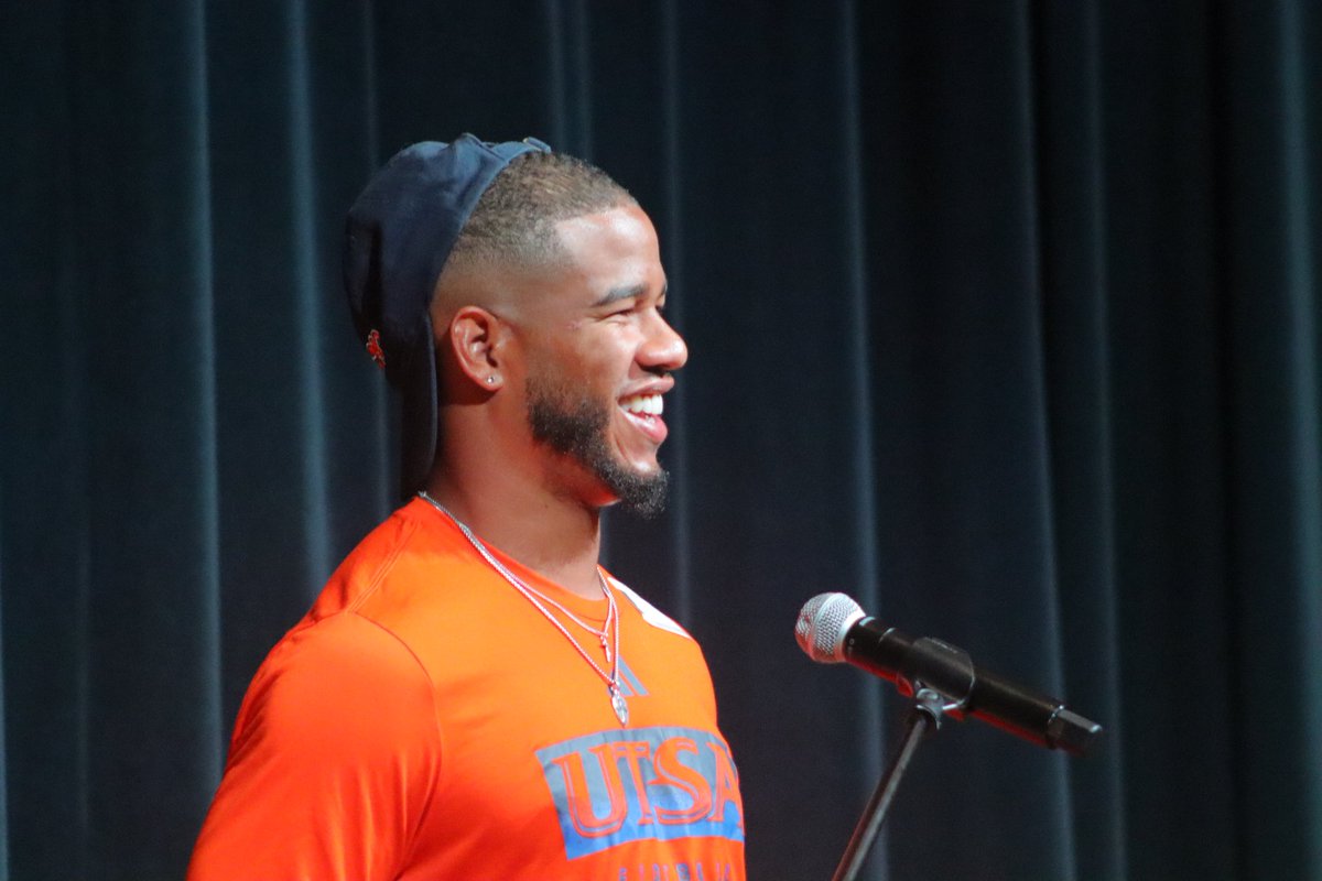 leevols_cte's tweet photo. Frank Harris, UTSA quarterback had an amazing time speaking to the talented Edison High School football players today! 🙌 It's always great to share experiences and passion for the game. 🤙 #FootballInspiration #DreamBig #UTSA #EdisonHS #FootballFamily https://t.co/tTkrnQlGJM