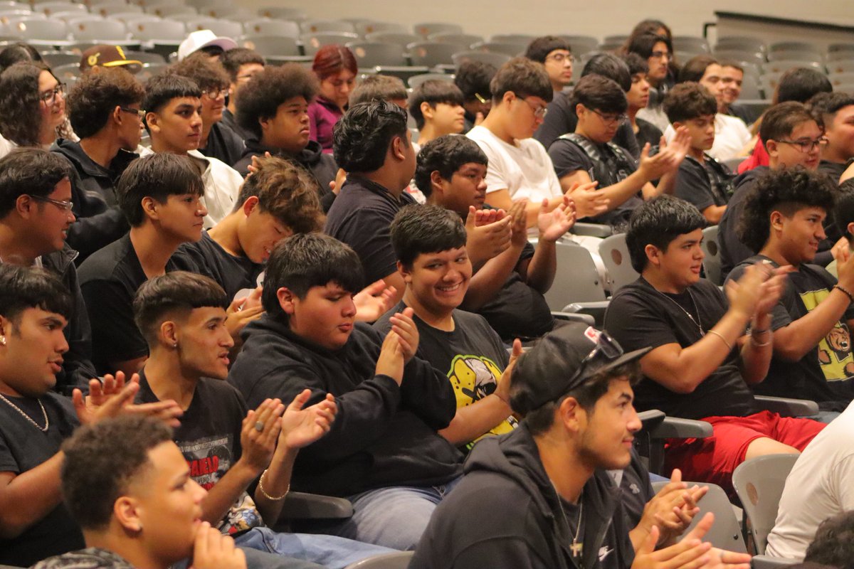 leevols_cte's tweet photo. Frank Harris, UTSA quarterback had an amazing time speaking to the talented Edison High School football players today! 🙌 It's always great to share experiences and passion for the game. 🤙 #FootballInspiration #DreamBig #UTSA #EdisonHS #FootballFamily https://t.co/tTkrnQlGJM
