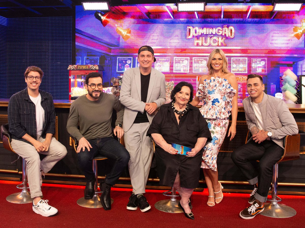 O nosso time já tá pronto pro #Domingão de hoje, que vai ter a participação do Fábio Porchat, Dona Déa, Livia Andrade, Padre Fábio de Melo e Pedrinho do Cavaco. É depois do futebol!