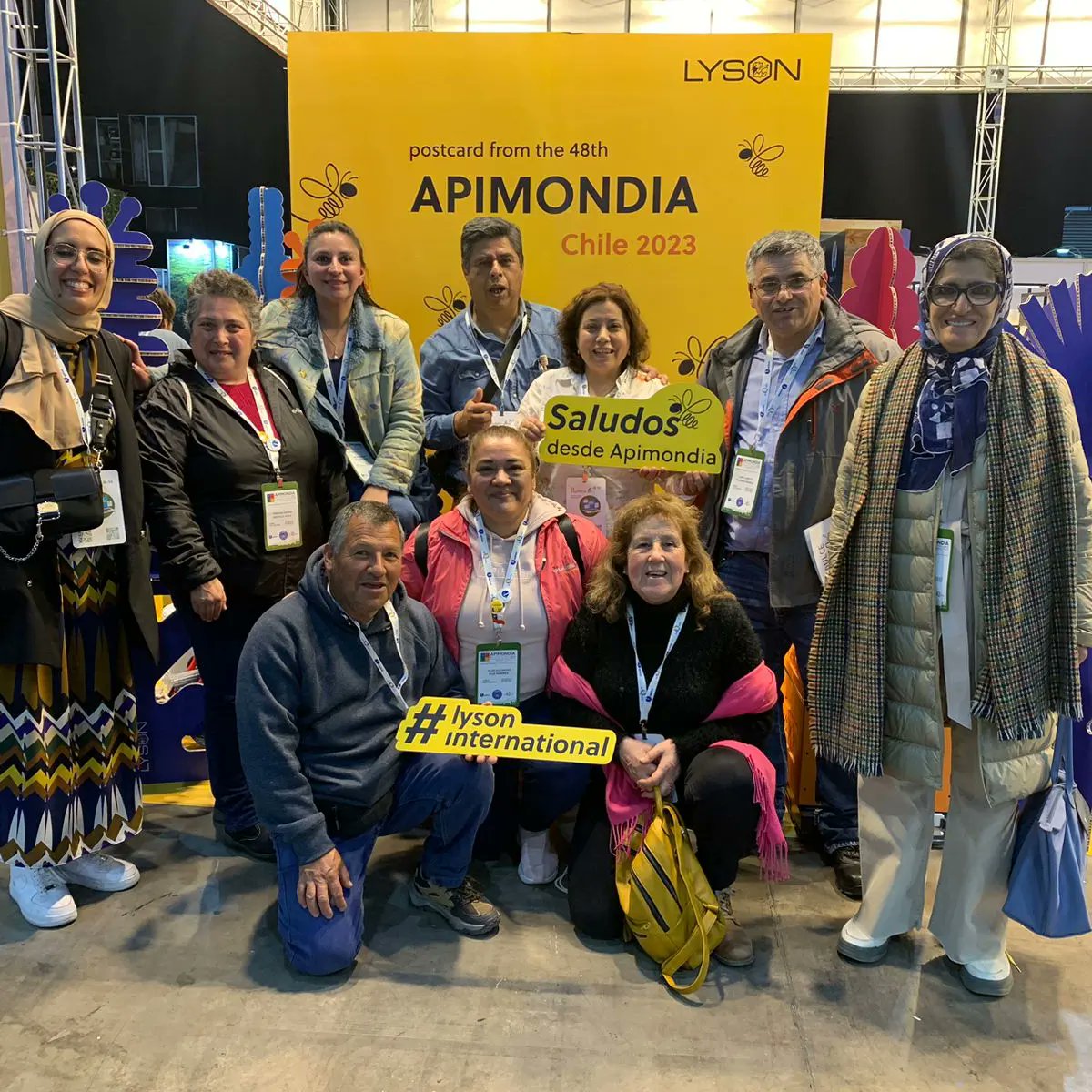 Apicultores SAT, participaron de Congreso Internacional @apimondia_chile_2023.
Evento realizado entre el 4 y 8 de septiembre en Santiago.
Está es una Organización Internacional de Asociaciones de Apicultura, que reúne científicos, especialistas y apicultores de todo el mundo.
