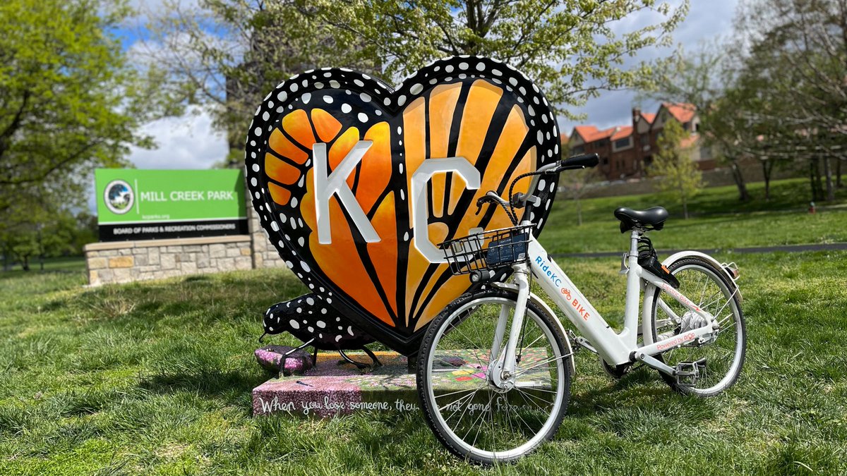 RideKCBike's tweet photo. RideKC Bikes don't have windshields, which means you can ride through the late-summer butterfly migrations without... y'know... riding *through* the butterflies. π¬
#PollinatorFriendlyTransportation #BikeShareIsTransit #GreenCommute https://t.co/u4m3GZqCcs