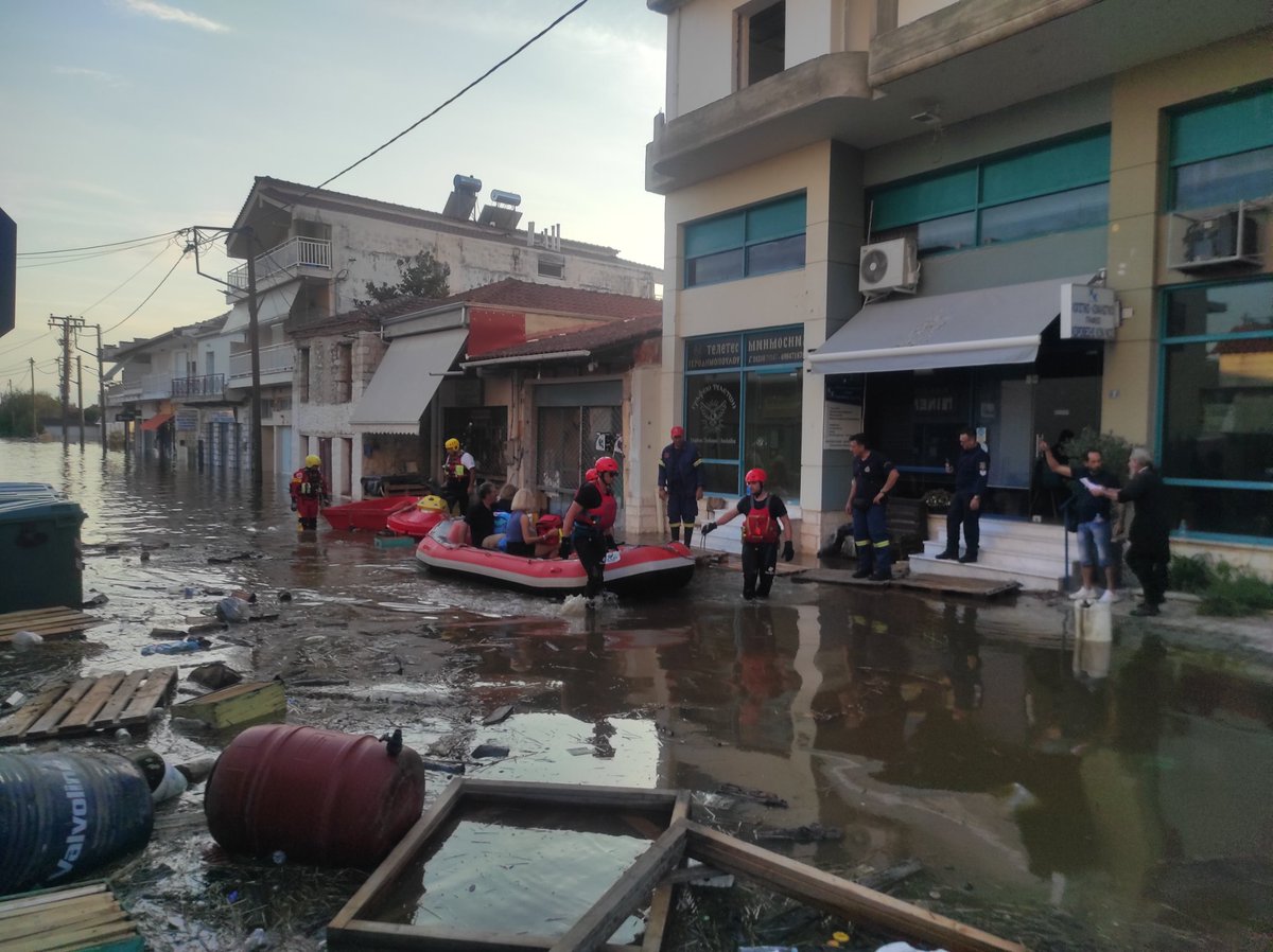 Συνεχίζονται και τη νύχτα οι παροχές βοήθειας και διανομής τροφίμων από την Ελληνική Ομάδα Διάσωσης και την ΕΜΑΚ στην Φαρκαδόνα
Συνολικά από #ΕΟΔ έχουν κινητοποιηθεί 79 #διασώστες με 10 λέμβους
#κακοκαιριαDaniel #ΚΑΚΟΚΑΙΡΙΑ_DANIEL #πλημμυρες 
@hellenicrescue