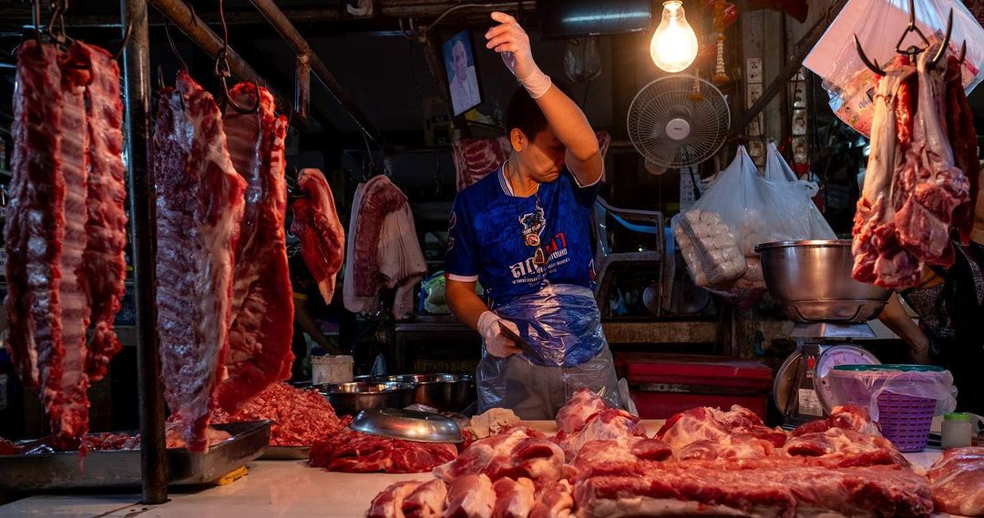 24HourProject's tweet photo. 12.16 a.m. #Bangkok #Thailand “Klongtoey Market ” by @mousumisen as part of the #24hourproject to support and raise funds for @camerasforgirls.
For more information visit @24HourProject.
#24hr23_bangkok #24hr23_thailand #klongtoey
1/24 https://t.co/RyQitjTfg1