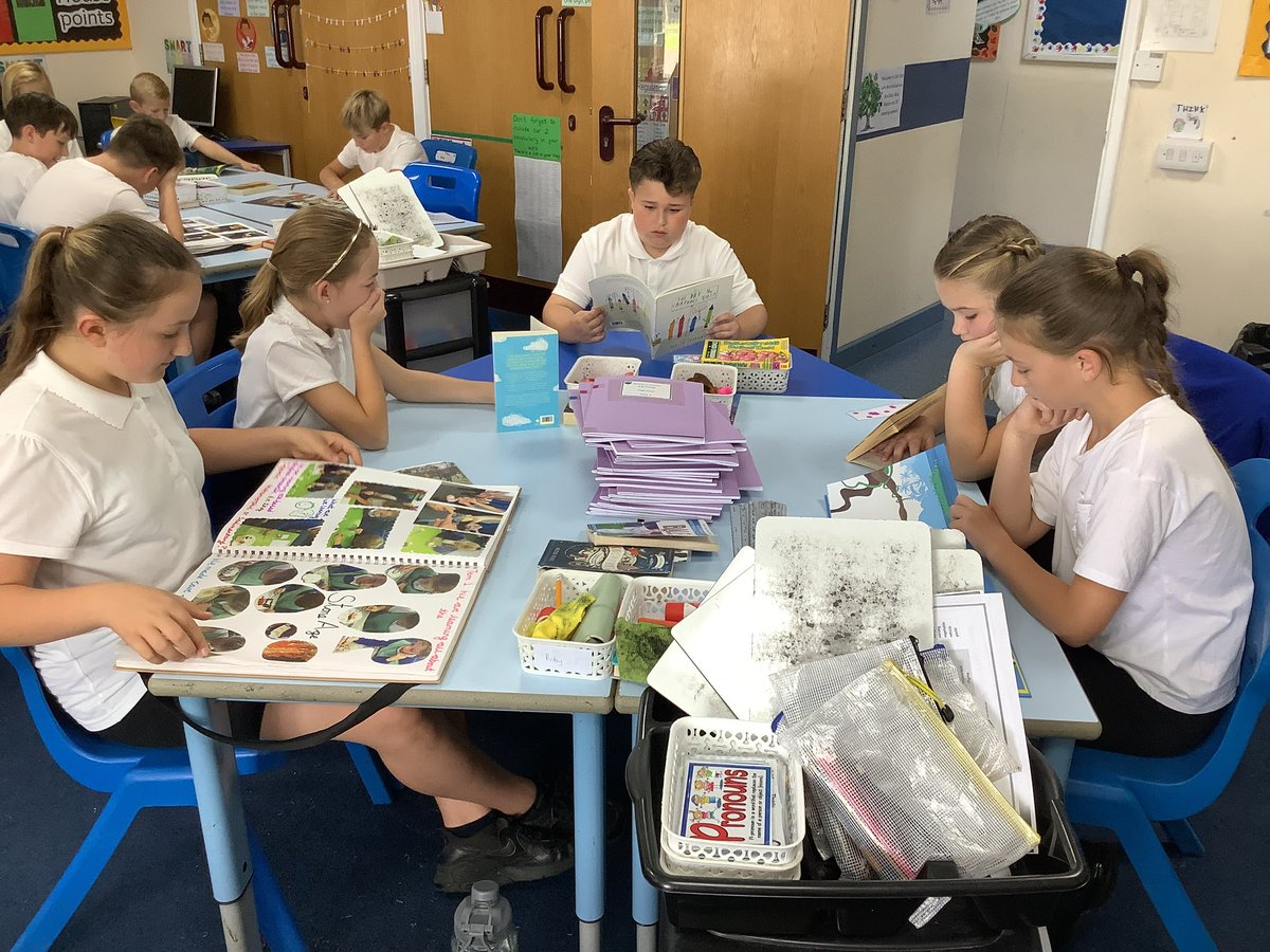 lowerhalstowsch's tweet photo. Lots of reading took place in Oak class today. We had our normal session of Read Anything Friday as well as enjoying having a story read to us by Miss Crowe 📚#readingmatters https://t.co/LoR5GWP2Aq