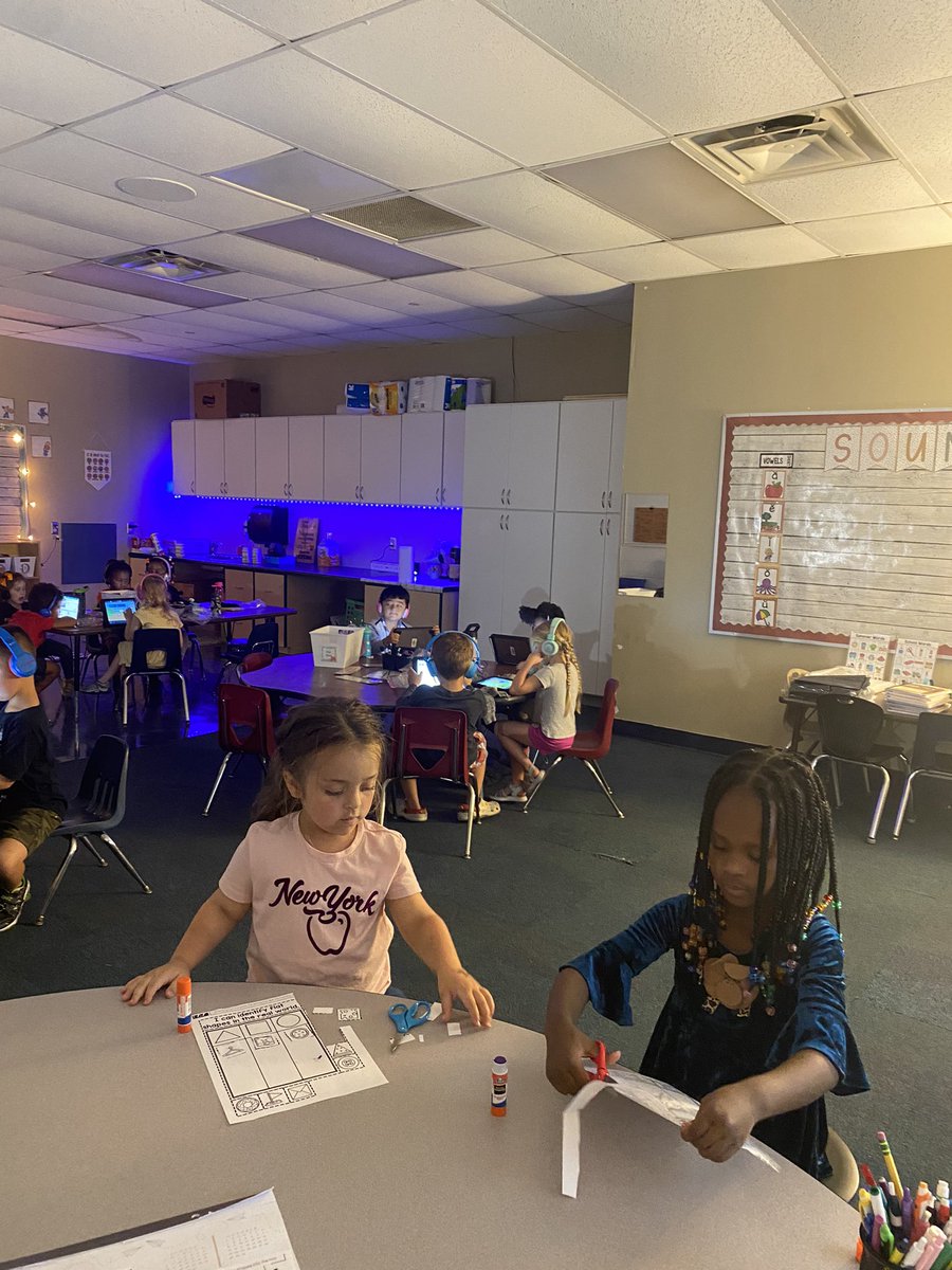 nikkkki15's tweet photo. Slowly learning expectations for centers, always my favorite time of day! @Creeksidetweet https://t.co/ZLumzfwiRS