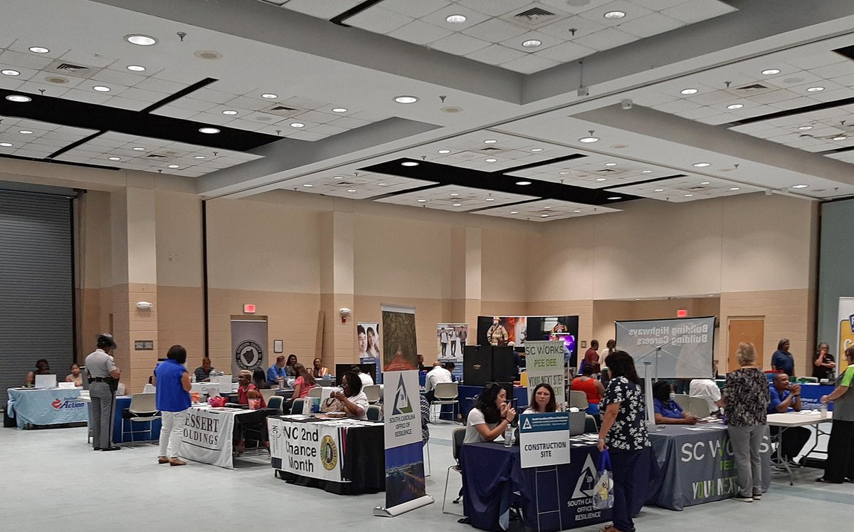 ncworkforce's tweet image. Two Carolinas make a powerful combination! We saw that once again when our #NCWorks team in the South Central (Sandhills) Prosperity Zone &amp;amp; workforce system counterparts from #SCWorks in SC came together to hold "Sharing Borders, Sharing #Jobs" on Aug. 24 in Lumberton. (1/2)