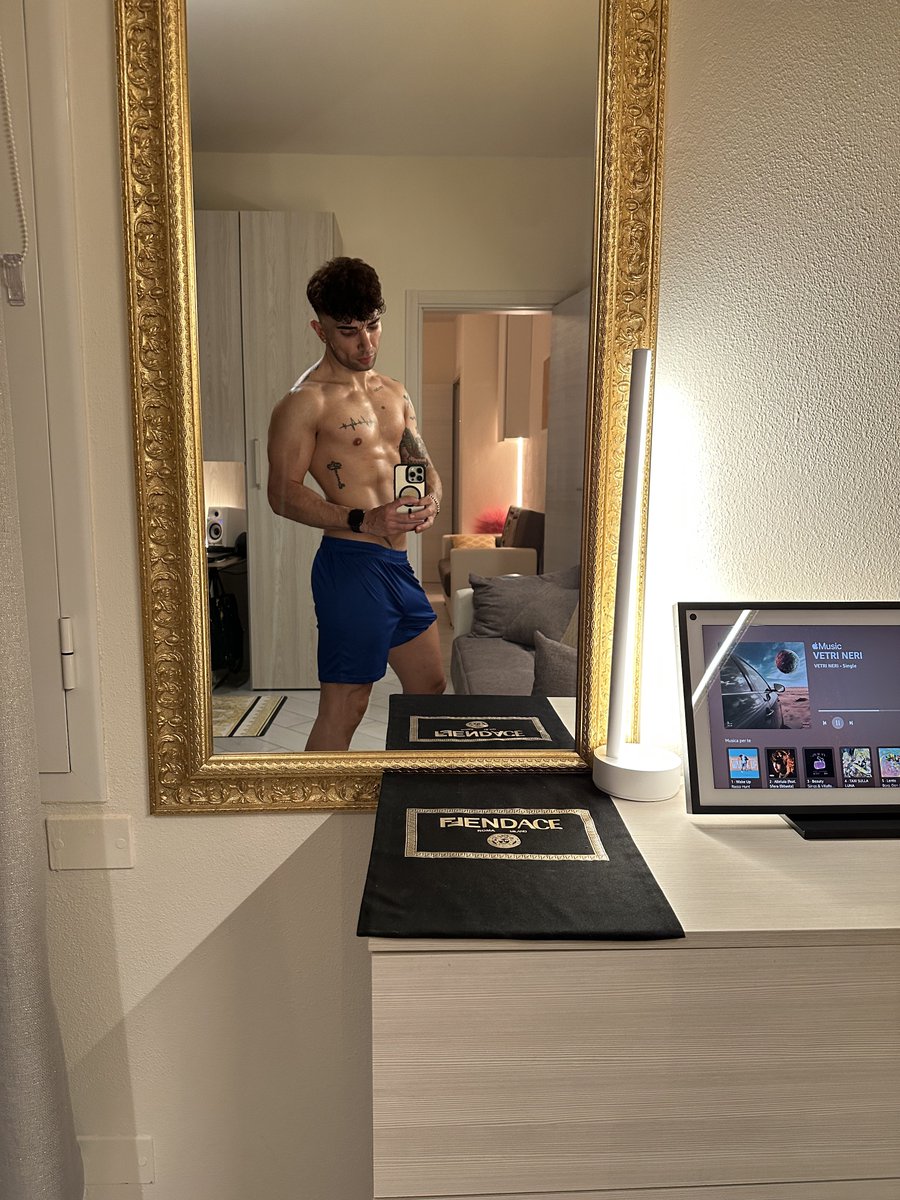 DaniloD_R's tweet photo. Le foto nel post workout 💦💦
Voglio il retweet. È un ordine. https://t.co/shzhJwOHAJ