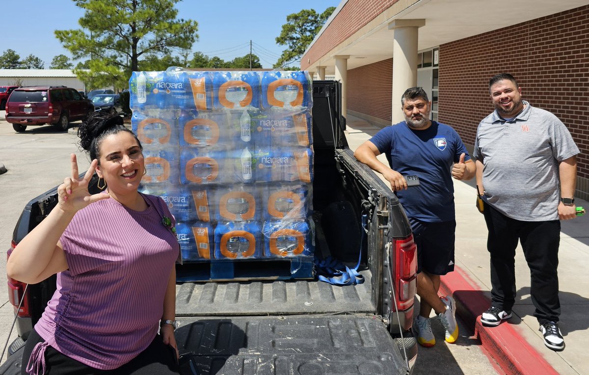 HumbleISD_RPE's tweet photo. Shout-out to @Niagara_Water for the water donation. "Thirst quenching. Not trend setting." #niagarawater https://t.co/3yCkbGFG2e