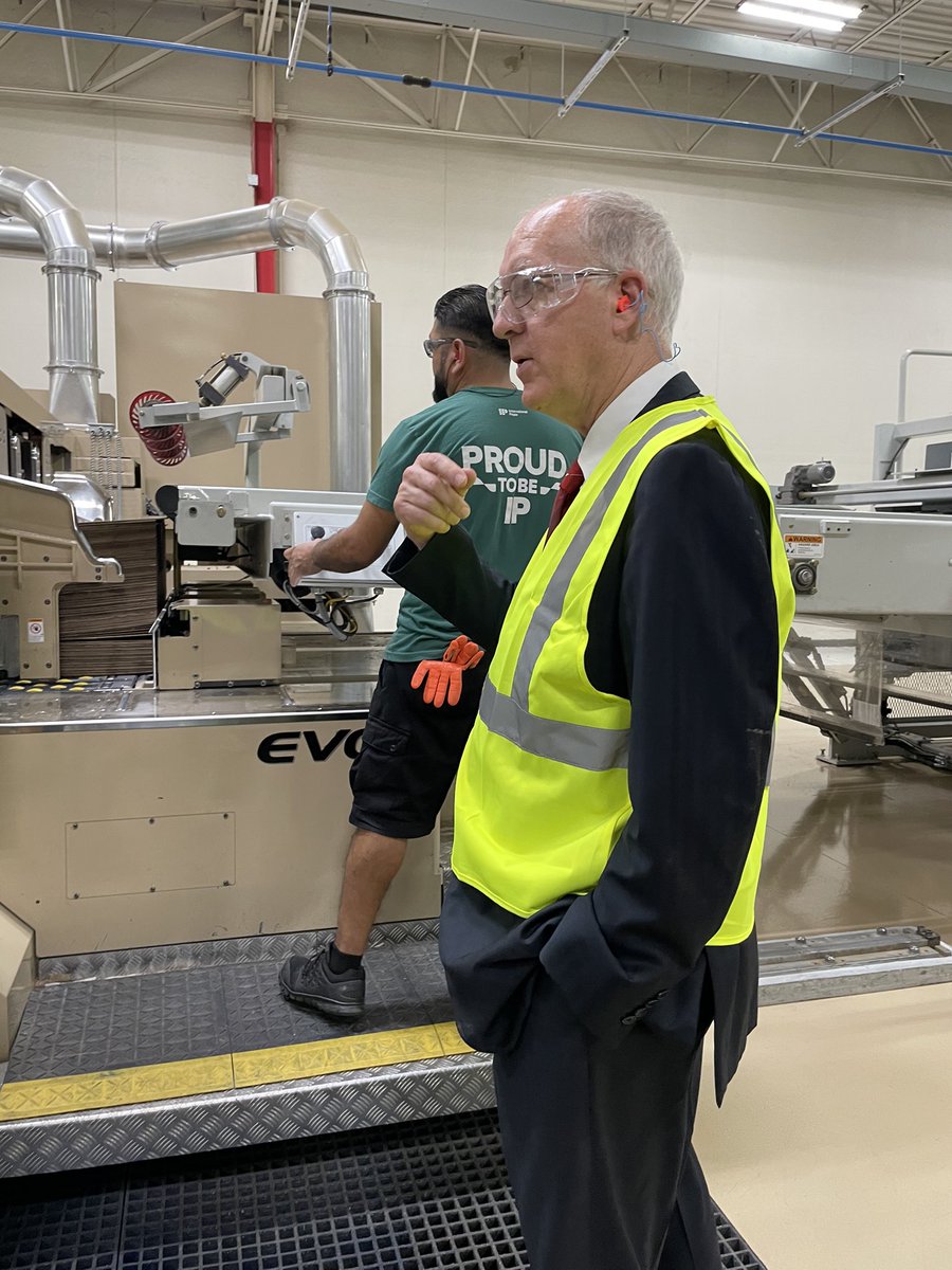 IntlPaperGR's tweet image. Thanks to @RepBillFoster for touring @IntlPaperCo’s Aurora Box Plant. Our team members were proud to demonstrate IP's commitment to making quality products that communities rely on every day. #ProudToBeIP