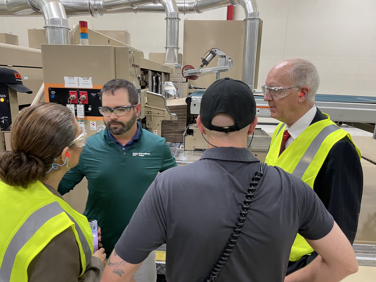 IntlPaperGR's tweet image. Thanks to @RepBillFoster for touring @IntlPaperCo’s Aurora Box Plant. Our team members were proud to demonstrate IP's commitment to making quality products that communities rely on every day. #ProudToBeIP