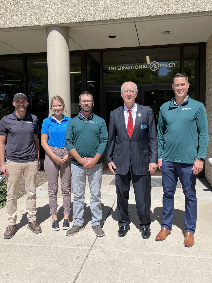IntlPaperGR's tweet image. Thanks to @RepBillFoster for touring @IntlPaperCo’s Aurora Box Plant. Our team members were proud to demonstrate IP's commitment to making quality products that communities rely on every day. #ProudToBeIP