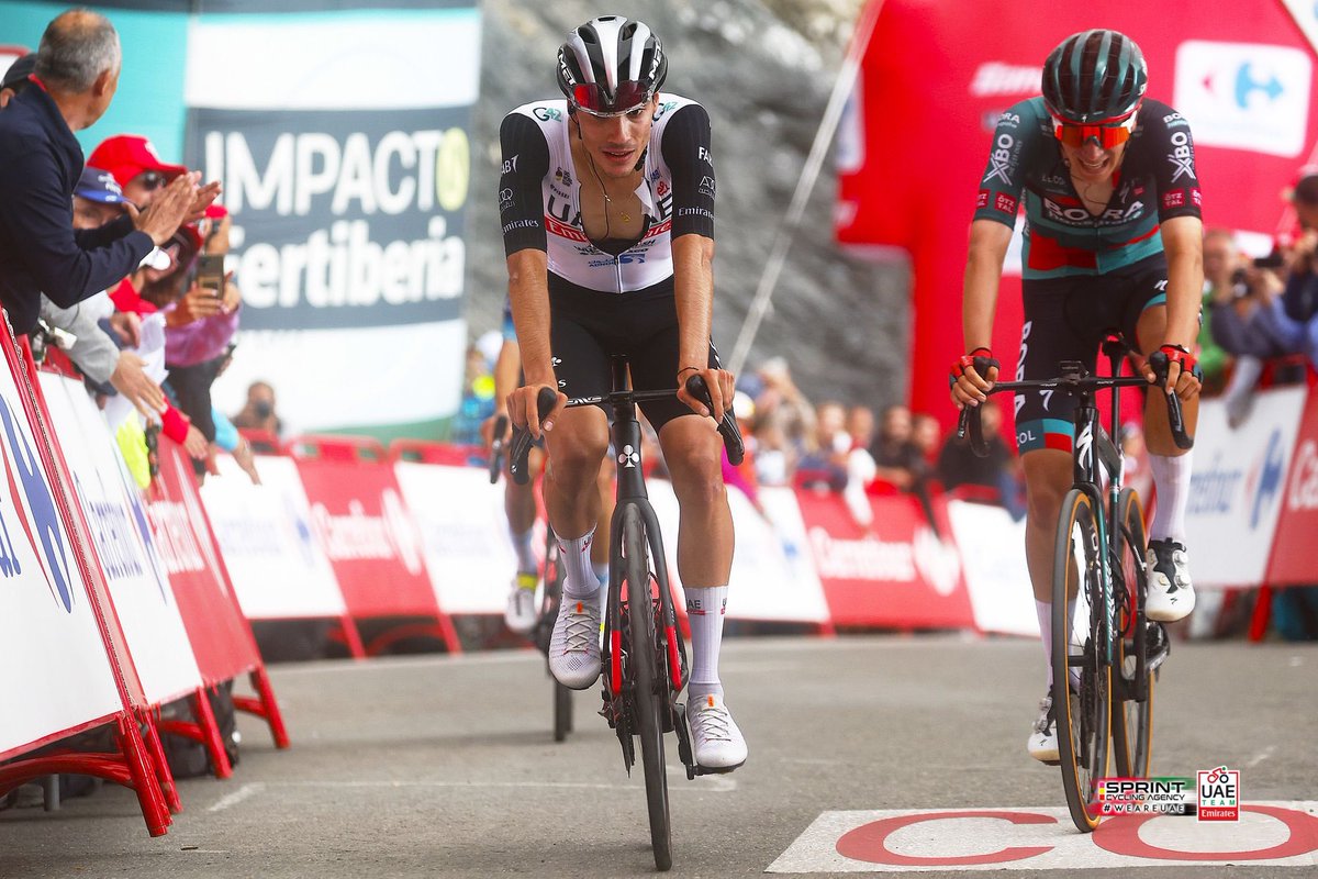 juann_ayuso's tweet photo. Hace 8 años subí el tourmalet para ver a mis ídolos, hoy he sido yo quien llevaba el dorsal en la espalda. Simplemente agradecido a todo aquel que me ha ayudado a seguir cumpliendo sueños, queda mucha vuelta y voy a luchar hasta el final. 👊🏼⁣
⁣ https://t.co/cvt3qyDrej