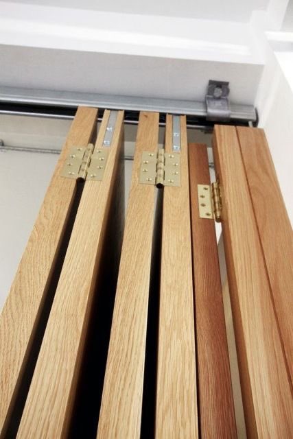 هذا بديل عن باب السحب، يمتاز بأنه ماياخذ مساحة كبيرة في الفراغ و مايحتاج تأسيس داخل الجدار.
#تصميم_داخلي