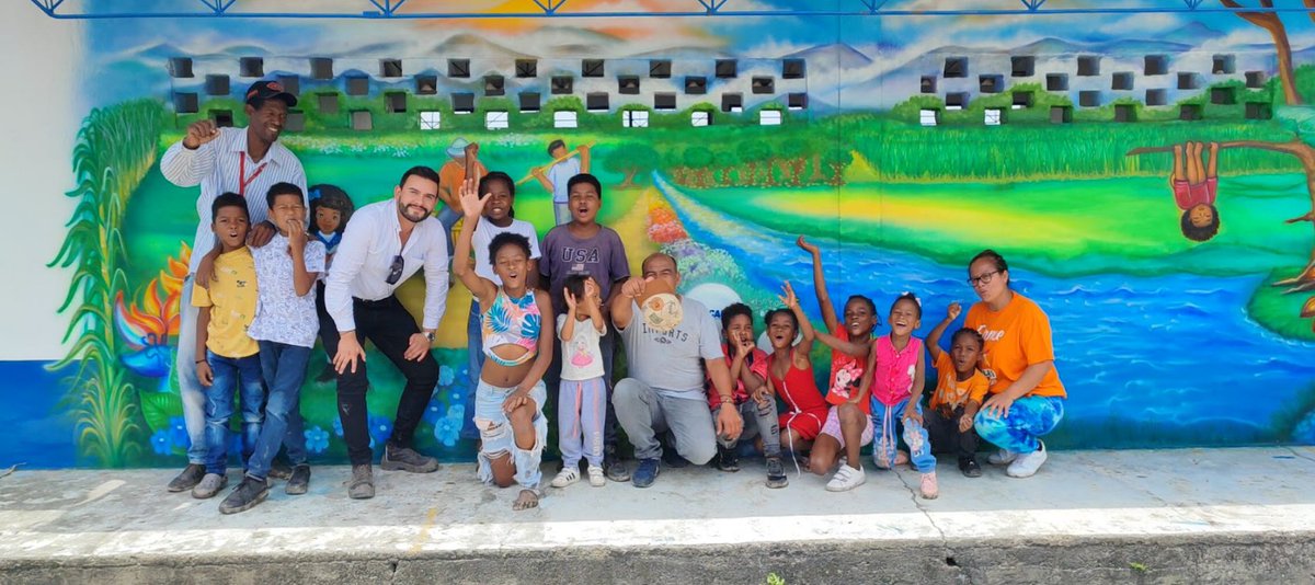ventus_global's tweet photo. 👷‍♀️👷Nuestro equipo compartió la tarde junto a los niños de la escuela rural de la zona y la comunidad , se compartieron kits escolares 📚📐✏️ para los más pequeños y remontamos cometas juntos.
🤝¡Seguimos trabajando junto a comunidades para poder seguir estrechando vínculos! https://t.co/ixZvjzuImj