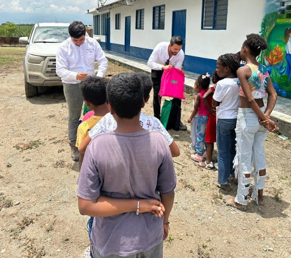 ventus_global's tweet photo. 👷‍♀️👷Nuestro equipo compartió la tarde junto a los niños de la escuela rural de la zona y la comunidad , se compartieron kits escolares 📚📐✏️ para los más pequeños y remontamos cometas juntos.
🤝¡Seguimos trabajando junto a comunidades para poder seguir estrechando vínculos! https://t.co/ixZvjzuImj