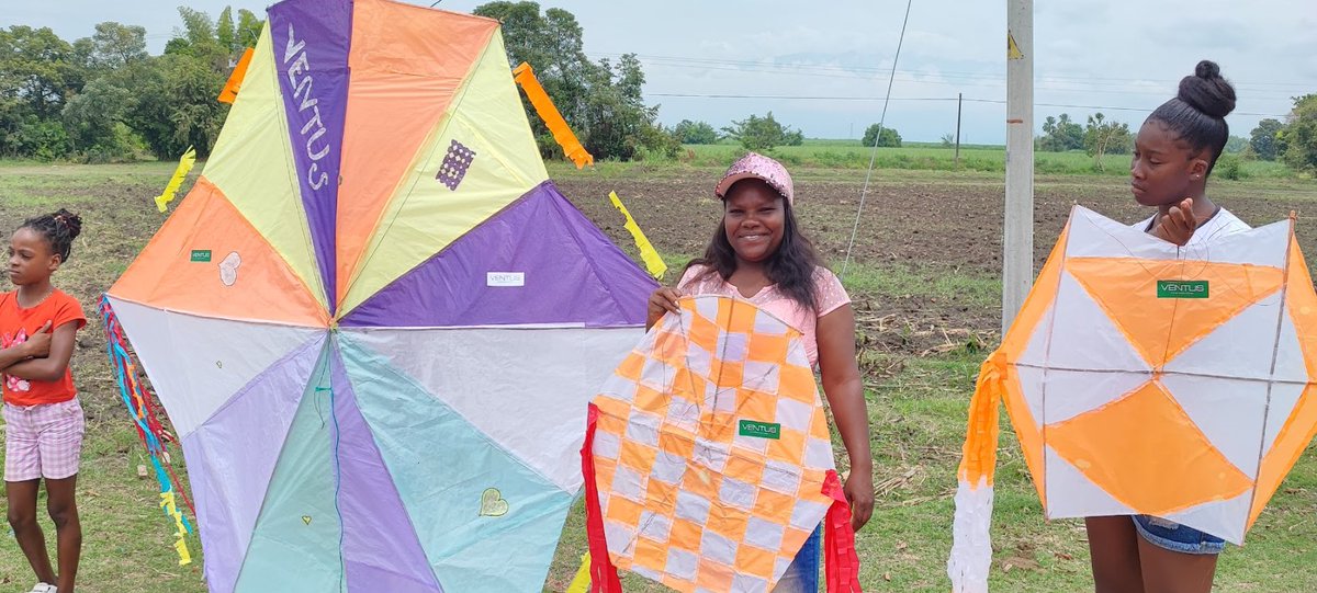 ventus_global's tweet photo. ☀️En el marco de la construcción de una nueva granja solar en🇨🇴, en esta oportunidad en el norte del departamento del Cauca, nuestro equipo participó de evento en conjunto con la J.A.C.  de la vereda de las Cañas Méjico, en la que se llevó adelante la 1er. Festival de Cometas. 🪁 https://t.co/IgocXfHkLN