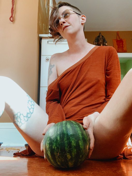 Gonna do something fun with this watermelon - please ignore the kitty food next to me&hellip; https://t.co/<a href="/tag/mvsales"class="tags"><span>#mvsales</span></a>