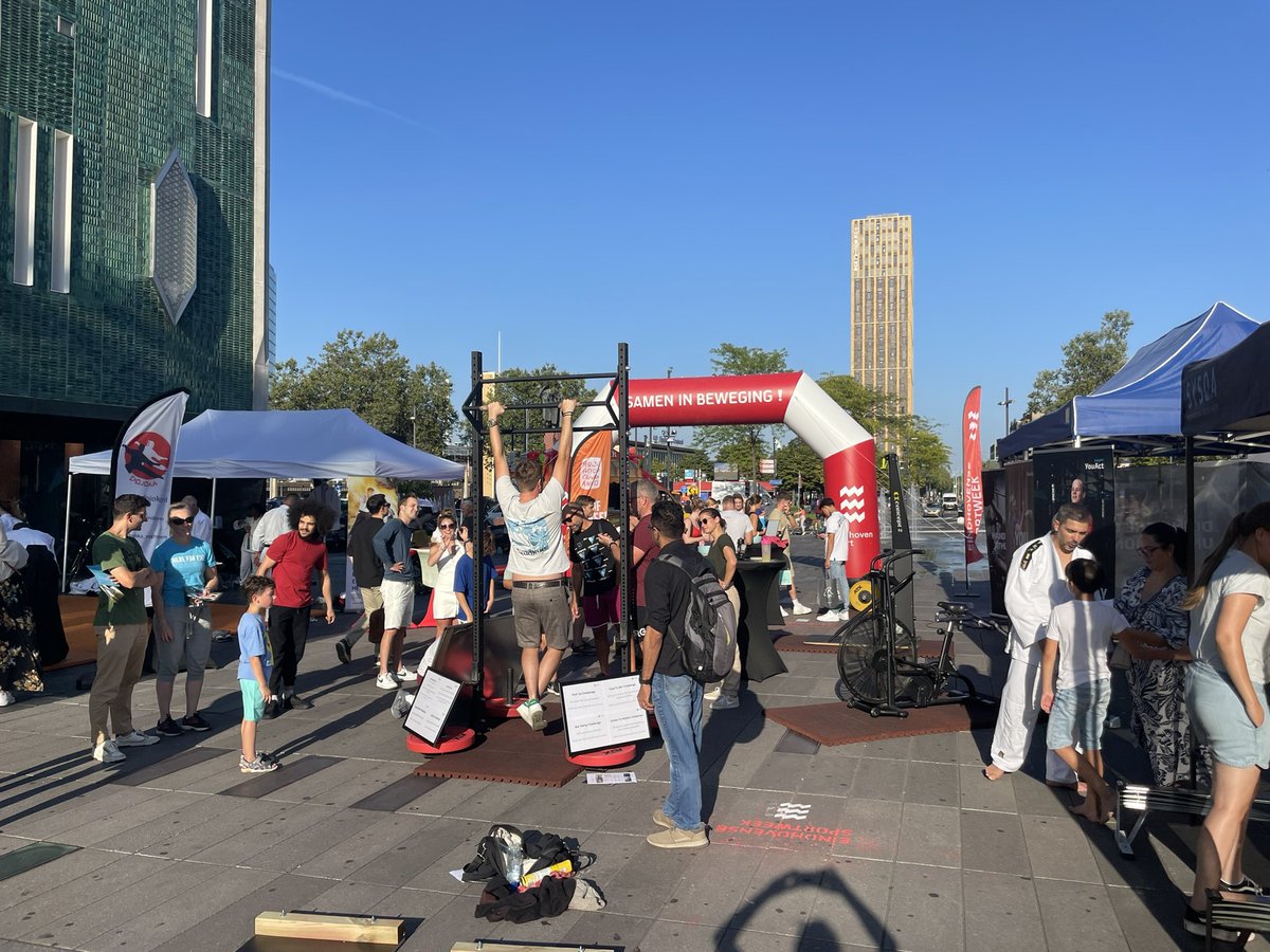 Kick off Eindhovense Sport Week. Het hele 18 septemberplein vol met allemaal sportaanbieders. Kijk op kiesjesportenkunst.nl en kijk wat je leuk lijkt. Samen sporten is superleuk  <a href="/EindhovenSport/">Eindhoven Sport</a>