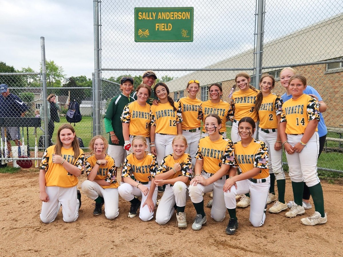 💚The 23-24 Kelvin Grove School Softball Team poses on the "Sally Anderson Field". (Coach Anderson's last home game.) 💛
#thankyoucoach #kelvingrove #HornetPride #softball
#lockportdistrict91