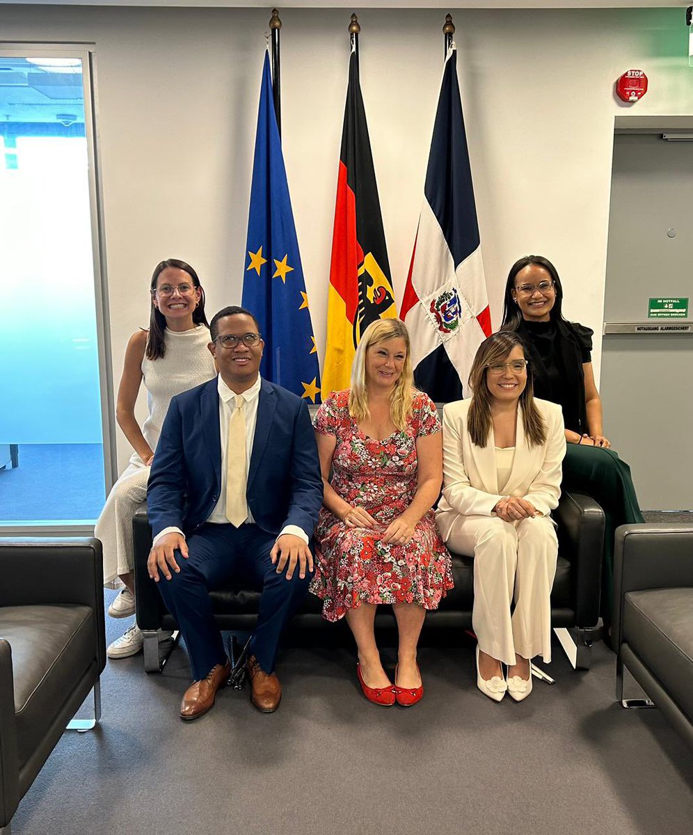 AlemaniaenRD's tweet image. Firmamos un acuerdo de subvención con la @fundfrancina ✍️, apoyando el proyecto "Centro Odontológico Heine", cuyo objetivo es que las personas con discapacidad tengan acceso a tratamiento odontológico🦷. Para aún más sonrisas radiantes en 🇩🇴😁
#inclusion #microproyecto